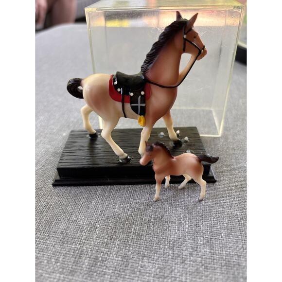 Vintage 3" Plastic Tan Horse & Foal On Base 70's Toy 104-5B Hong Kong - Picture 3 of 6